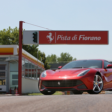Laut Ferrari erreicht der F12berlinetta eine Höchtgeschwindigkeit über 340km/h.
