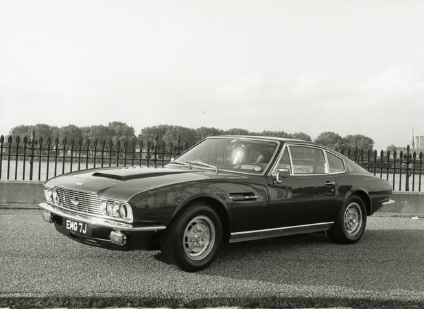 Aston Martin DBS V8