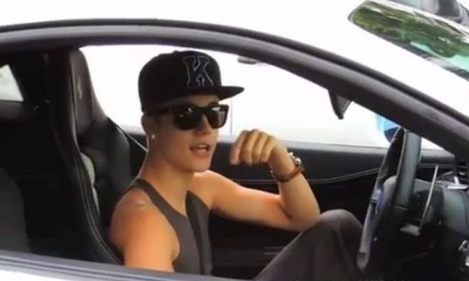 Justin Bieber para o trânsito num Ferrari 458 Italia