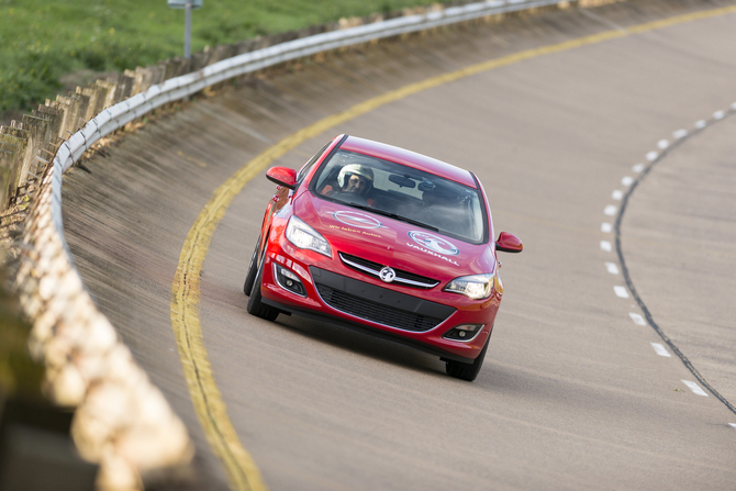 As 24 horas foram divididas entre um total de doze pilotos para os dois carros As 24 horas foram divididas entre um total de doze pilotos para os dois carros