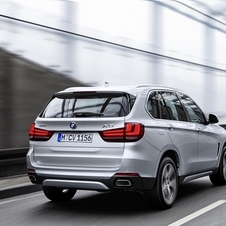 Com uma velocidade máxima limitada de 120km/h, o X5 xDrive40e tem uma autonomia elétrica de 31km