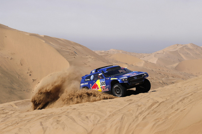 Sainz gains time on Al-Attiyah