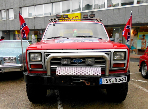 Ami-Schlitten und Oldtimer im Sauerland Ami-Schlitten und Oldtimer im Sauerland
