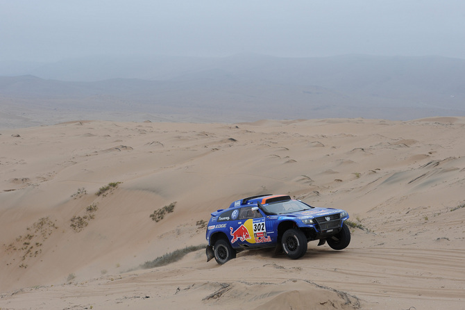 Sainz gains time on Al-Attiyah