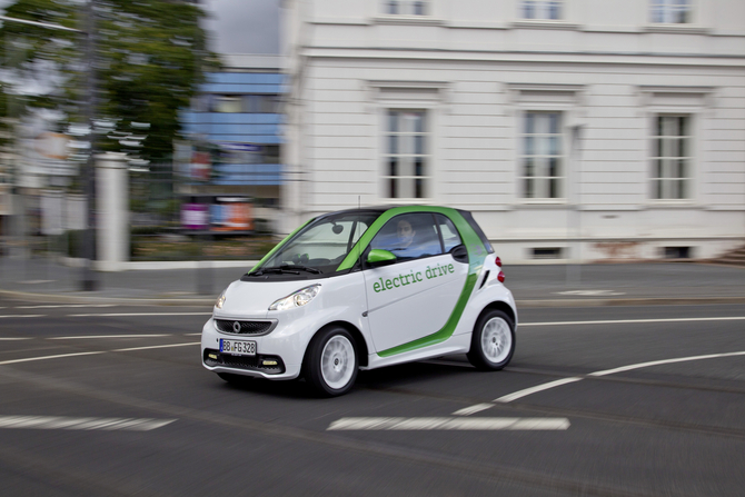 Graças à bateria de 17.6 kWh, o fortwo electric tem uma autonomia de 145 quilómetros em trânsito urbano