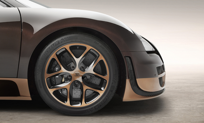 The wheels have also been painted in brown The wheels have also been painted in brown