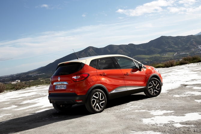 O carro é baseado na plataforma do Nissan Juke e uma versão de três portas poderá chegar em breve O carro é baseado na plataforma do Nissan Juke e uma versão de três portas poderá chegar em breve