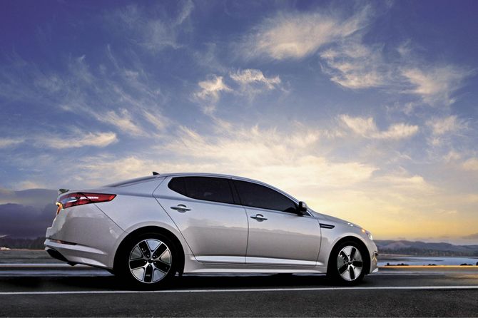 Kia Optima Hybrid premieres in LA