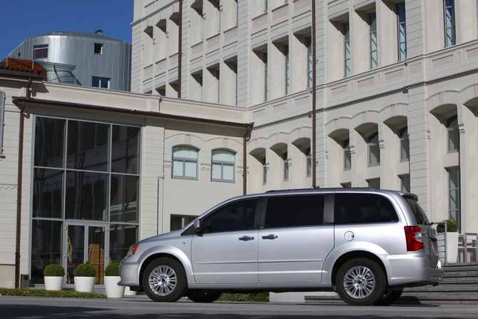 Lancia Voyager Brings Chrysler Minivan to Europe Lancia Voyager Brings Chrysler Minivan to Europe