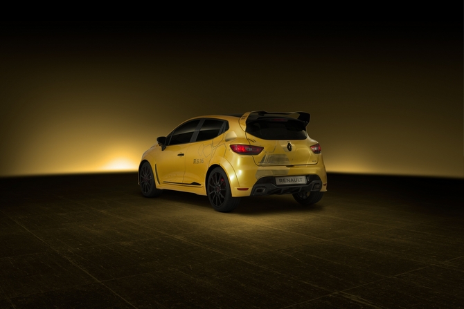 It combines the compact and lightweight body of the Clio RS and the 2.0-liter turbo engine as well as the manual gearbox of the Mégane RS 275 Trophy-