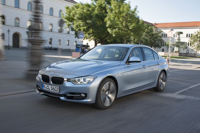Technologie BMW TwinPower Turbo alliée à une boîte automatique à huit rapports spécifique à l’hybride et à une gestion intelligente des flux Technologie BMW TwinPower Turbo alliée à une boîte automatique à huit rapports spécifique à l’hybride et à une gestion intelligente des flux