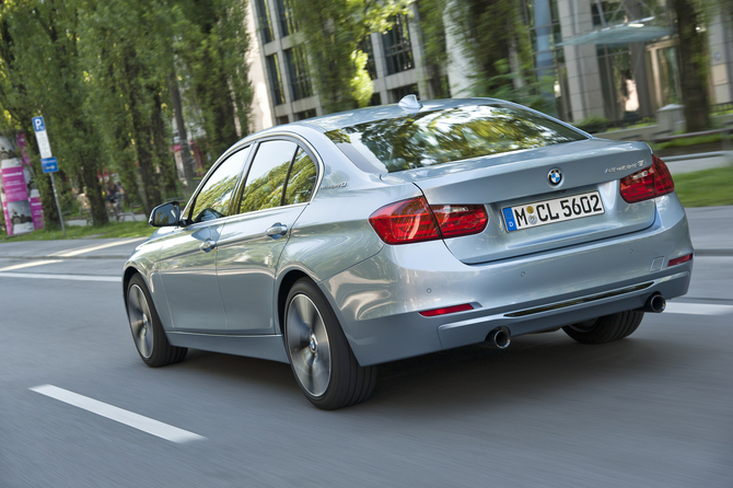 La BMW ActiveHybrid 3 affiche non seulement des performances routières résolument sportives, mais aussi une économie de carburant. La BMW ActiveHybrid 3 affiche non seulement des performances routières résolument sportives, mais aussi une économie de carburant.