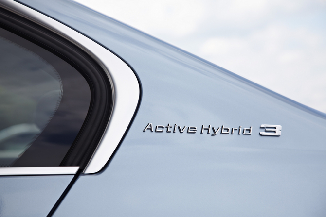 La signature « ActiveHybrid 3 » apposée sur les montants arrière La signature « ActiveHybrid 3 » apposée sur les montants arrière