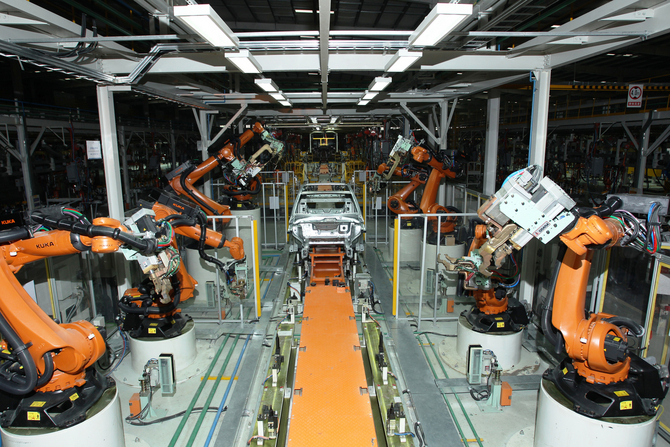 A Denza é co-propriedade e co-desenvolvida pela Daimler e pela BAIC A Denza é co-propriedade e co-desenvolvida pela Daimler e pela BAIC