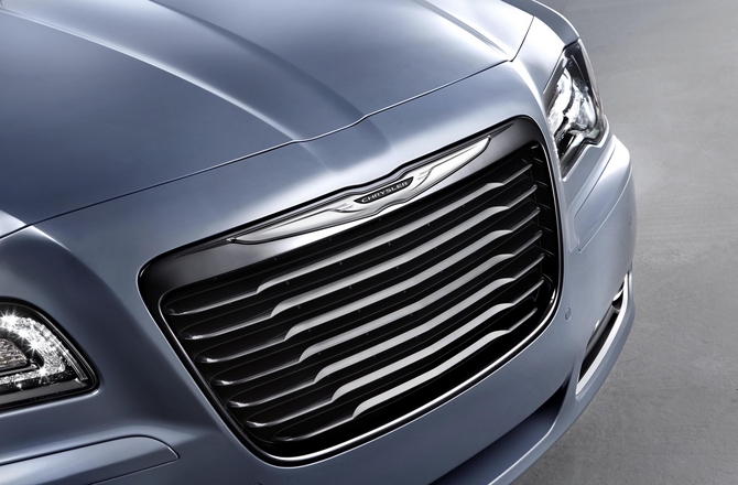 The grill is finished in dark chrome with a lighter chrome Chrysler badge