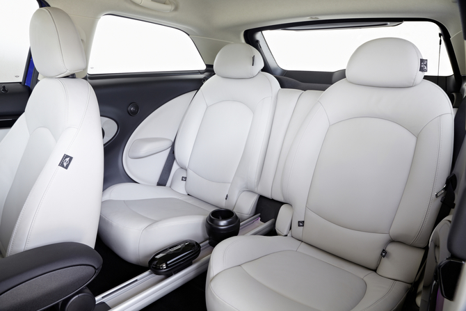 O interior tem capacida para quatro passageiros O interior tem capacida para quatro passageiros