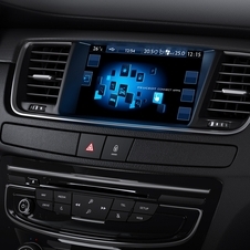 The central console has been simplified with the introduction of a larger number of features on the seven inches touch screen