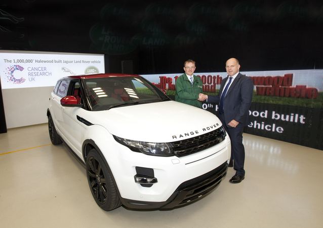 O Evoque tem uma pintura especial com carroçaria branca e um tejadilho vermelho. O carro vai ser leiloado para caridade. O Evoque tem uma pintura especial com carroçaria branca e um tejadilho vermelho. O carro vai ser leiloado para caridade.