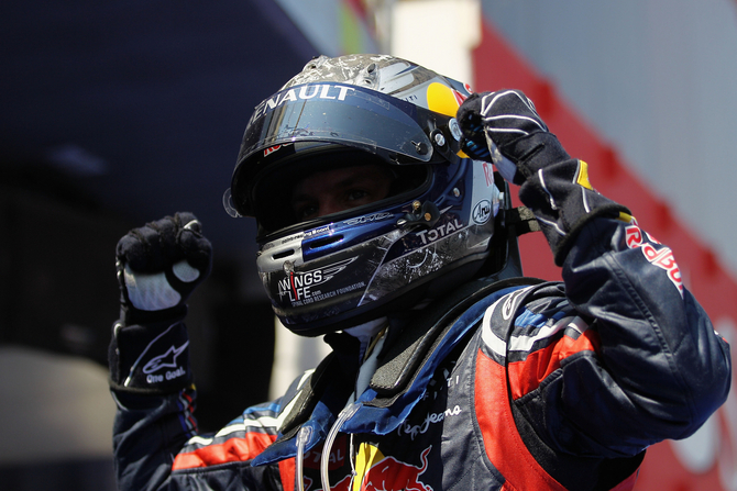 Vettel holds Hamilton for fourth season victory Vettel holds Hamilton for fourth season victory