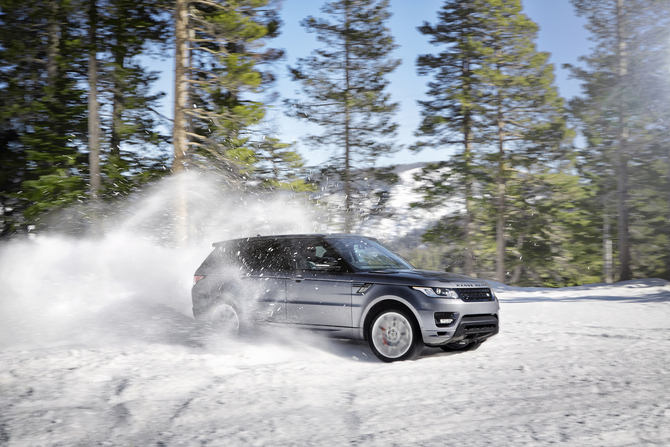 Os engenheiros da Land Rover conseguiram reduzir o peso do modelo em cerca de meia tonelada Os engenheiros da Land Rover conseguiram reduzir o peso do modelo em cerca de meia tonelada