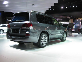 Lexus LX570 Gets New Lexus Nose and Extra Tech