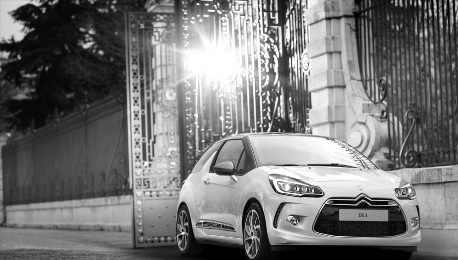 The model receives a retouched design, a new security kit and two new engines for both the hatchback and convertible versions