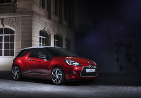 The French brand also offers an optional rear view camera, it becomes more advantageous for the Cabrio variant 