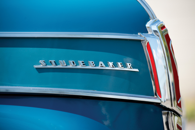 Studebaker Commander DeLux-Tone Sedan