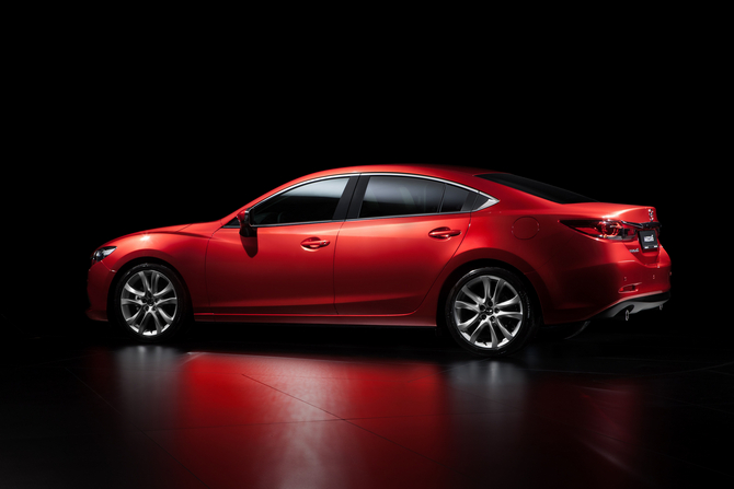 Em 2013 a Mazda lançou os novos sedan Mazda 6 e hatchback 3 Em 2013 a Mazda lançou os novos sedan Mazda 6 e hatchback 3