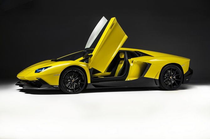 O carro recebe uma pintura especial inspirada na data da fundação da Lamborghini