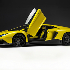 O carro recebe uma pintura especial inspirada na data da fundação da Lamborghini