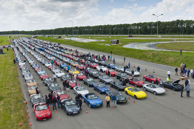 Es war die größte Parade von MX-5s aller Zeiten Es war die größte Parade von MX-5s aller Zeiten
