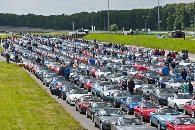 Mazda's Europa-Präsident führte die Prozession an Mazda's Europa-Präsident führte die Prozession an