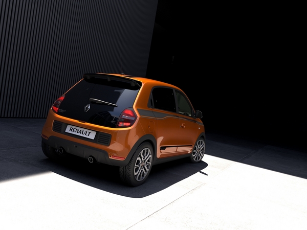 The 17' alloy wheels and dual exhaust give a more sporty touch to the Twingo GT