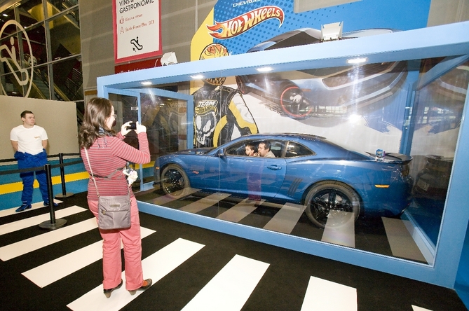 O Camaro Hot Wheels foi embalado com um brinquedo em ponto grande O Camaro Hot Wheels foi embalado com um brinquedo em ponto grande