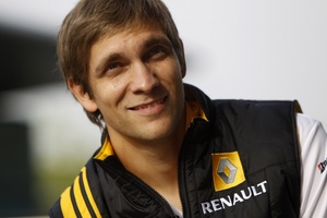 Vitaly Petrov sticks with Lotus Renault GP until 2012