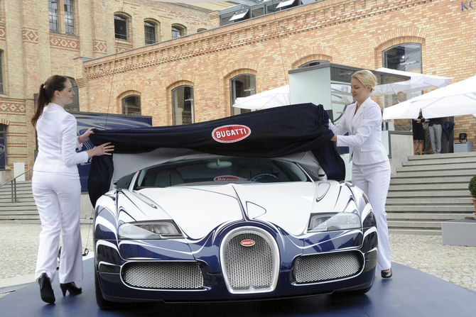 Bugatti reveal porcelain Veyron Bugatti reveal porcelain Veyron