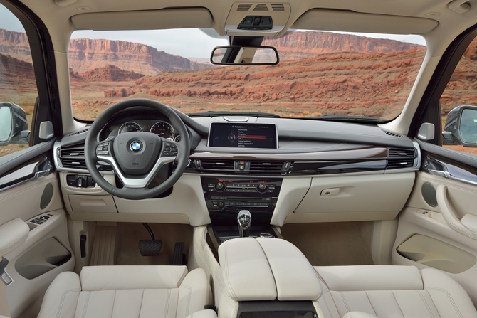 O interior recebe um novo ecrã iDrive de 10.25 polegadas O interior recebe um novo ecrã iDrive de 10.25 polegadas