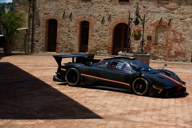 A nova versão do supercarro da Pagani é o culminar da celebração da performance, tecnologia e arte aplicada a um carro de pista A nova versão do supercarro da Pagani é o culminar da celebração da performance, tecnologia e arte aplicada a um carro de pista