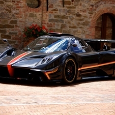 O Zonda Revolucion está equipado com uma evolução do motor AMG Mercedes do Zonda R com 800cv e 730Nm