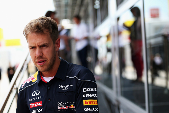 Vettel está na liderança do campeonato do mundo, mas apenas com quatro pontos de vantagem sobre Raikkonen Vettel está na liderança do campeonato do mundo, mas apenas com quatro pontos de vantagem sobre Raikkonen