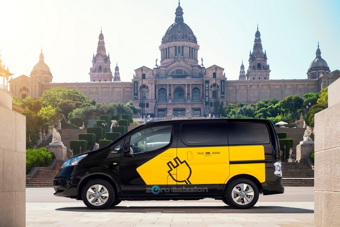 O e-NV200 é retirado da linha de produção normal para que lhe seja adicionado o motor elétrico O e-NV200 é retirado da linha de produção normal para que lhe seja adicionado o motor elétrico
