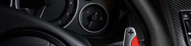 Paddle shifters com detalhe em couro vermelho