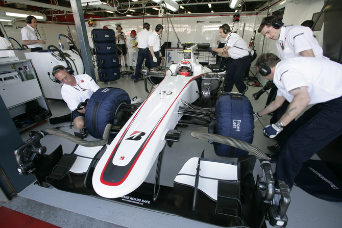 Sauber first team to copy the F-duct system Sauber first team to copy the F-duct system