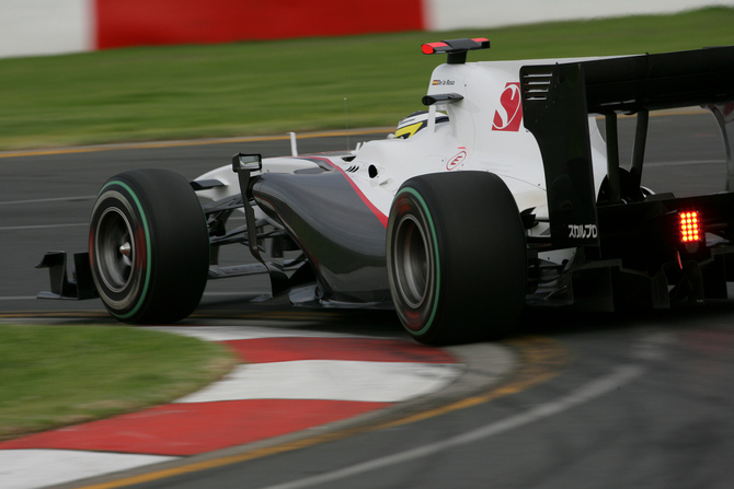 Sauber first team to copy the F-duct system Sauber first team to copy the F-duct system
