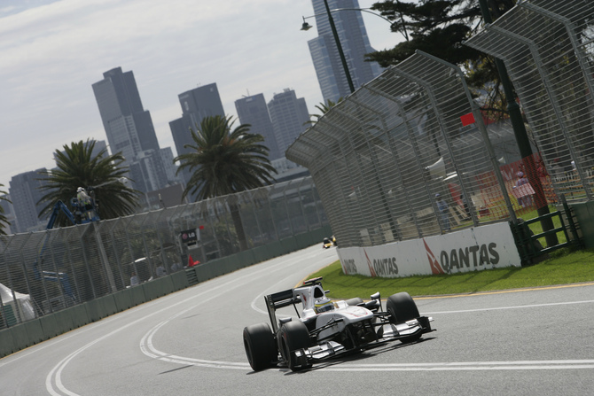 Sauber first team to copy the F-duct system Sauber first team to copy the F-duct system
