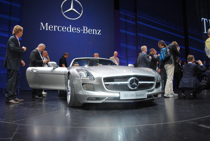 Gullwing loses its top as Mercedes unveils SLS AMG Roadster