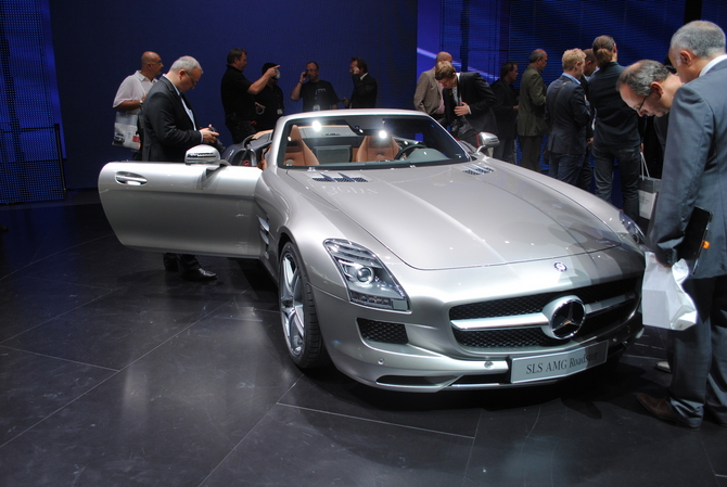 Gullwing loses its top as Mercedes unveils SLS AMG Roadster