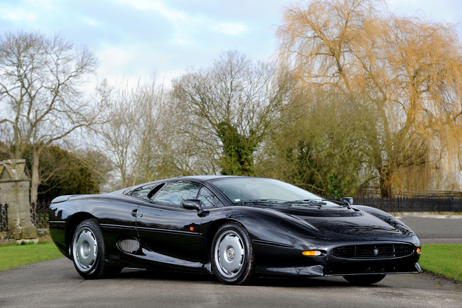 O XJ220 foi vendido entre 1992 e 1994