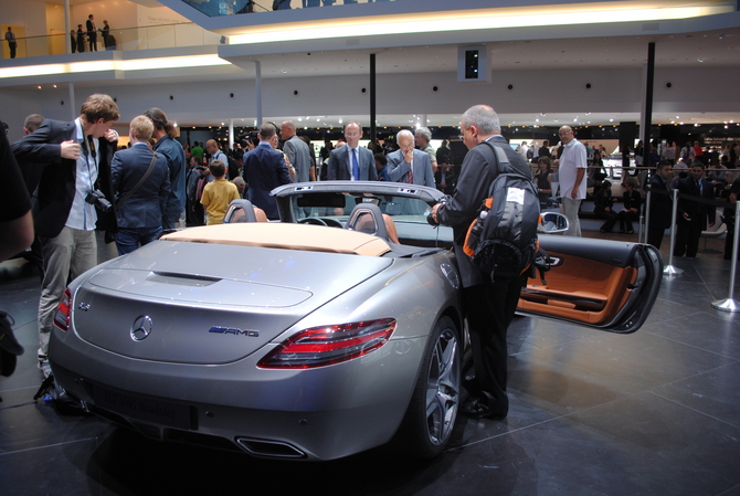 Gullwing loses its top as Mercedes unveils SLS AMG Roadster